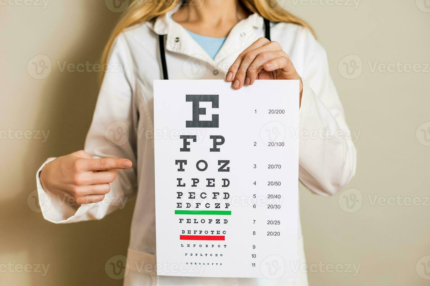 imagen de hembra médico haciendo ojo examen. foto