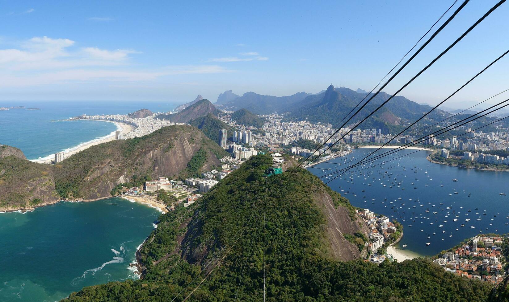 panorámico aéreo ver desde el parte superior de pan de Azucar montaña en el ciudad de rio Delaware janeiro foto