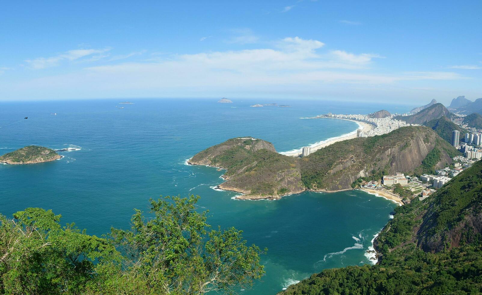 panorámico aéreo ver desde el parte superior de pan de Azucar montaña en el ciudad de rio Delaware janeiro foto