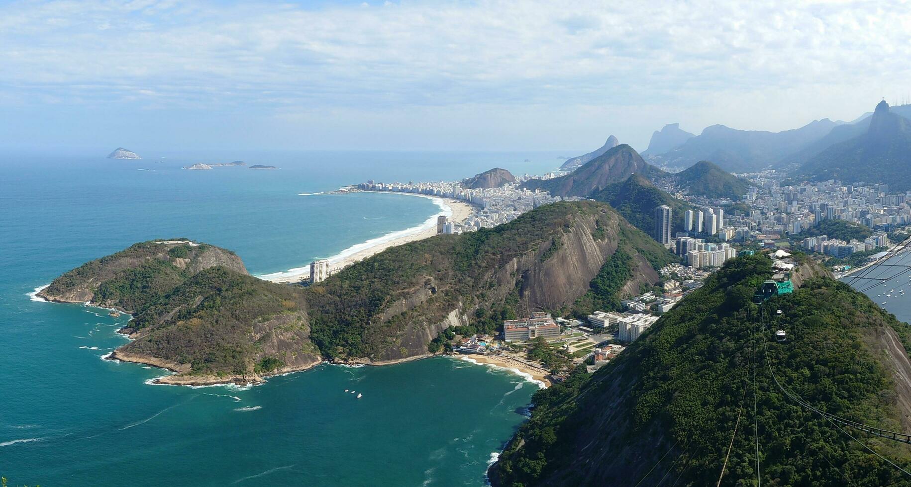 panorámico aéreo ver desde el parte superior de pan de Azucar montaña en el ciudad de rio Delaware janeiro foto