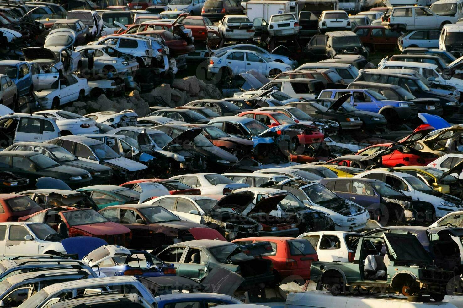 a large number of cars are parked in a parking lot photo