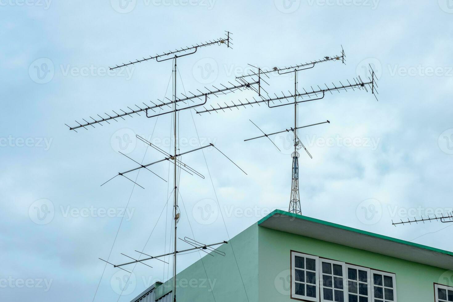 antena televisión en techo verde foto