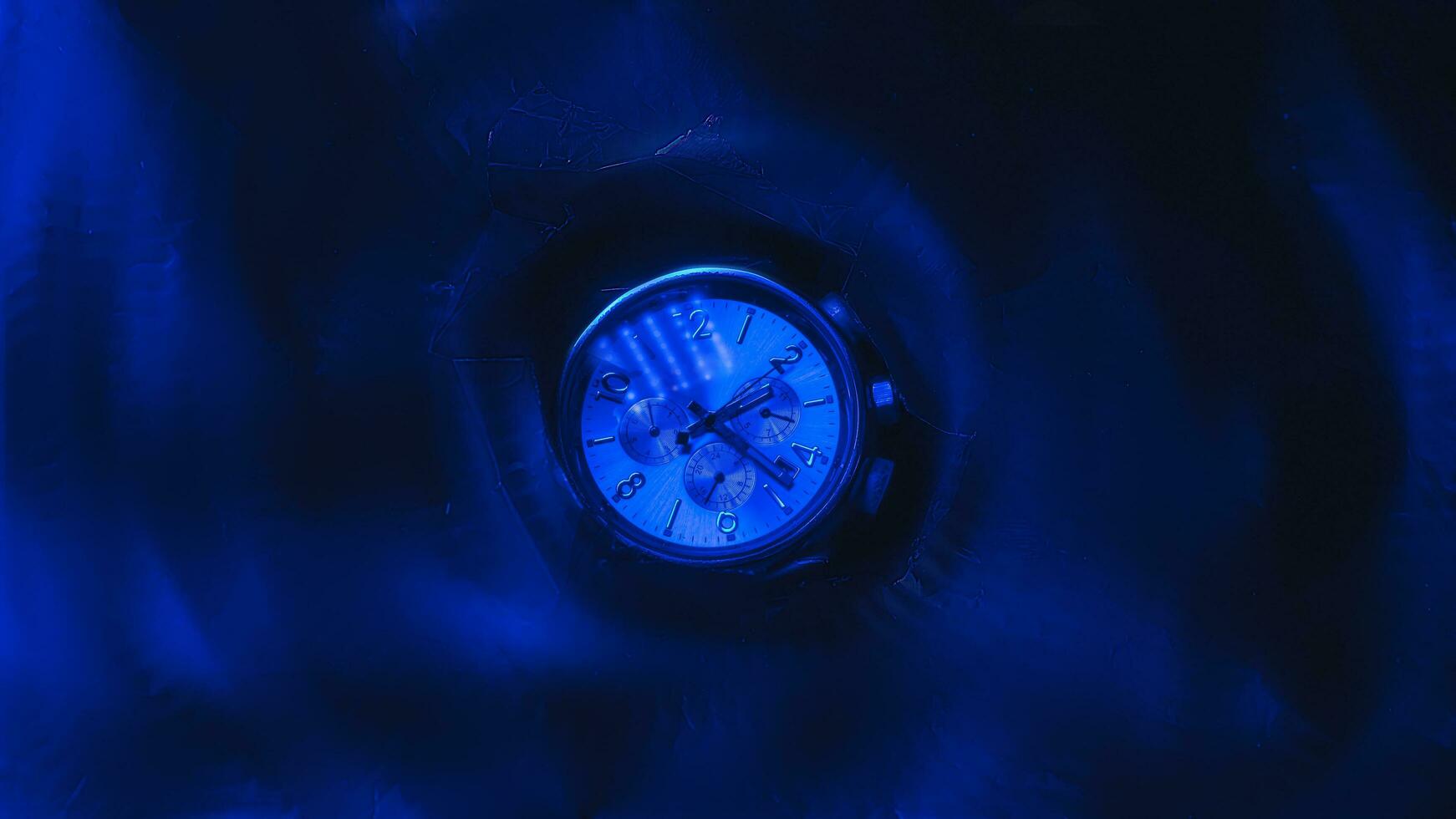futurista iluminado reloj en azul color estilo foto