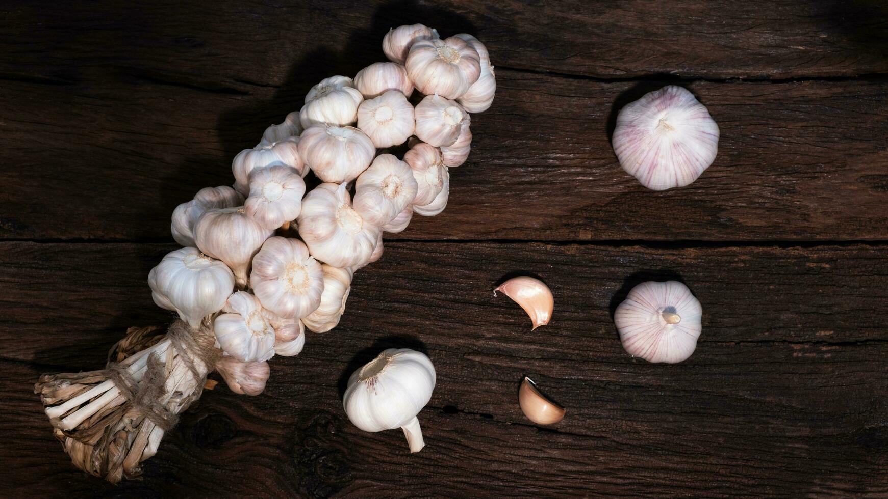 blanco orgánico manojo de ajo bombillas, un montón de ajo todo atado, aislado en blanco antecedentes foto