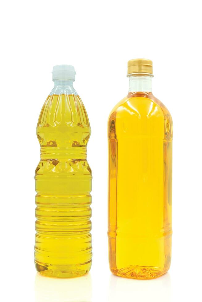vegetal petróleo Cocinando en el plastico claro botella con tapa aislado en blanco antecedentes. foto