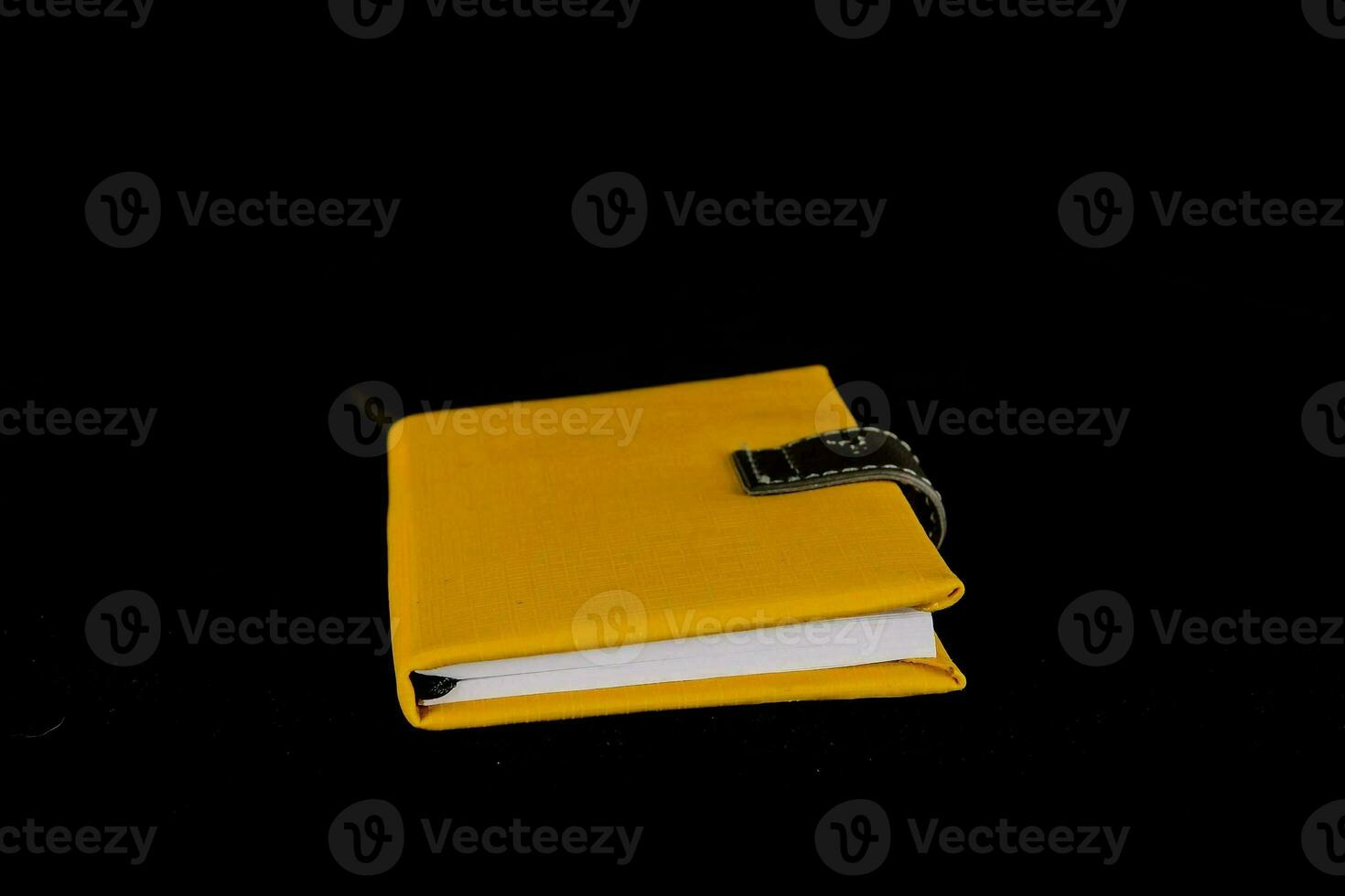 un amarillo cuaderno con un negro cubrir foto
