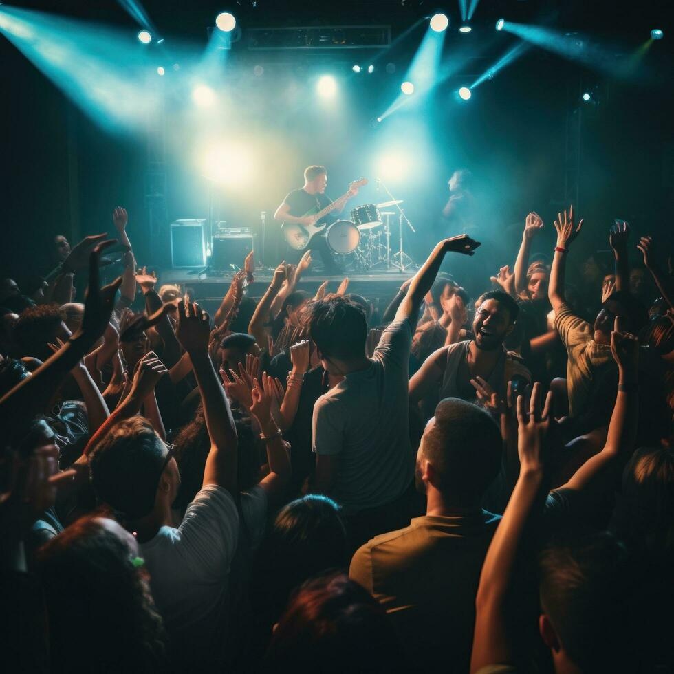 ai generado En Vivo banda jugando en etapa en un tenuemente iluminado Club nocturno, con un mar de entusiasta aficionados saltando foto