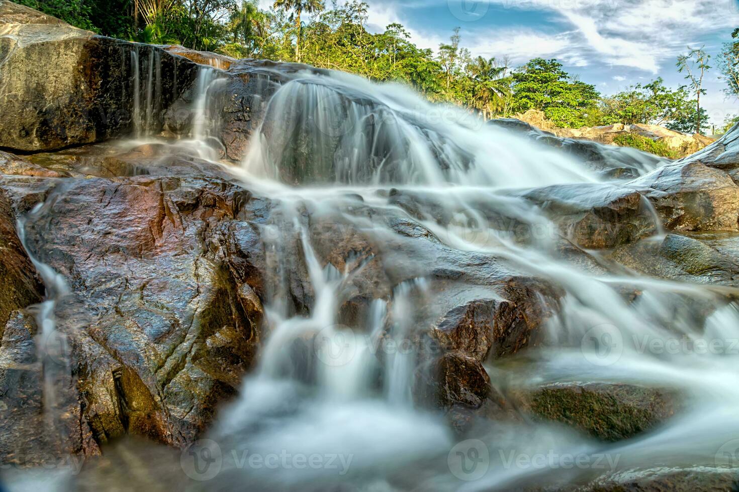 pequeño cascada y Roca con agua movimiento. foto