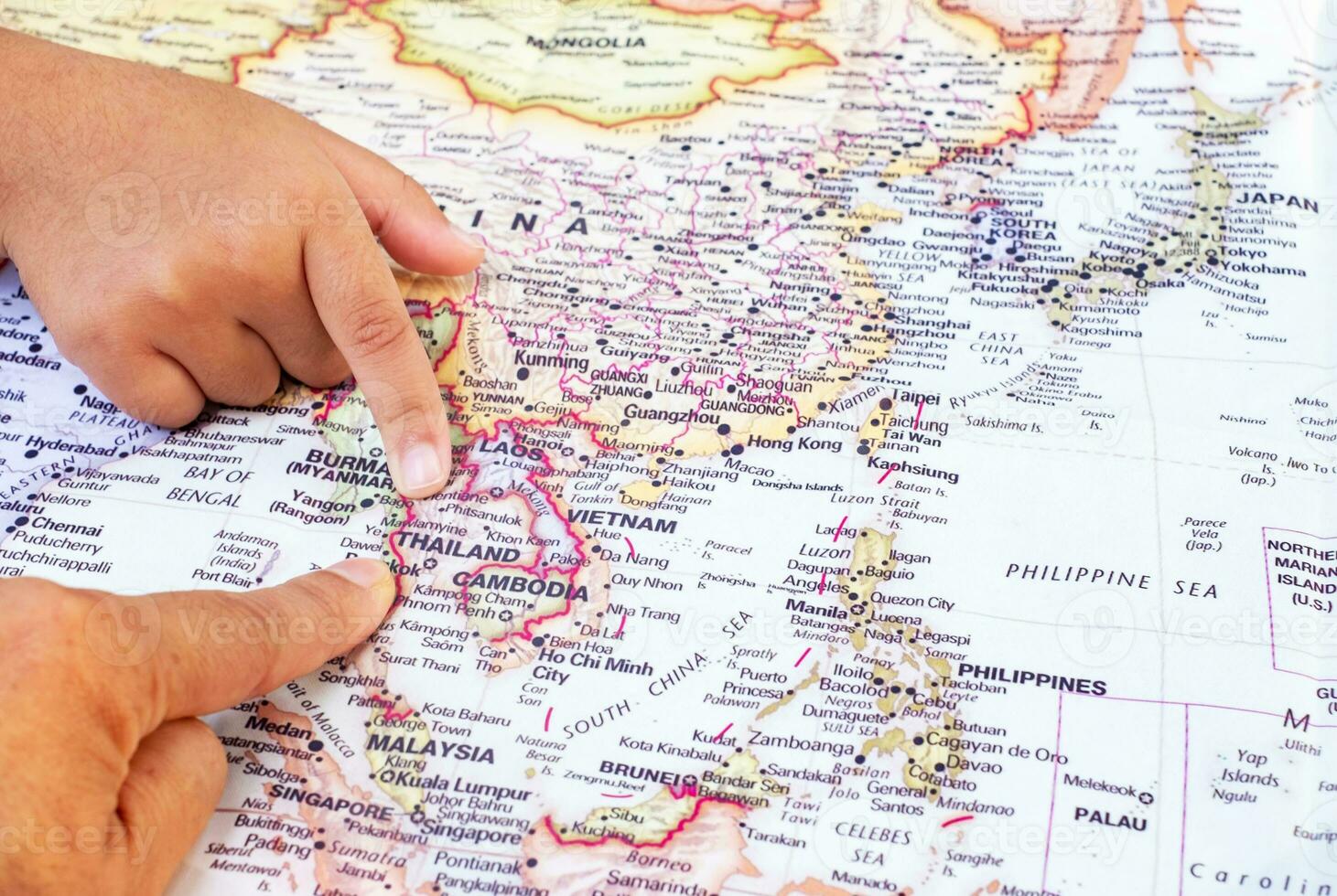 del turista mano señalando a mundo mapa de tailandia situado en Sureste Asia, Tailandia es un cultural capital de global interesar y un destino. parte superior ver foto