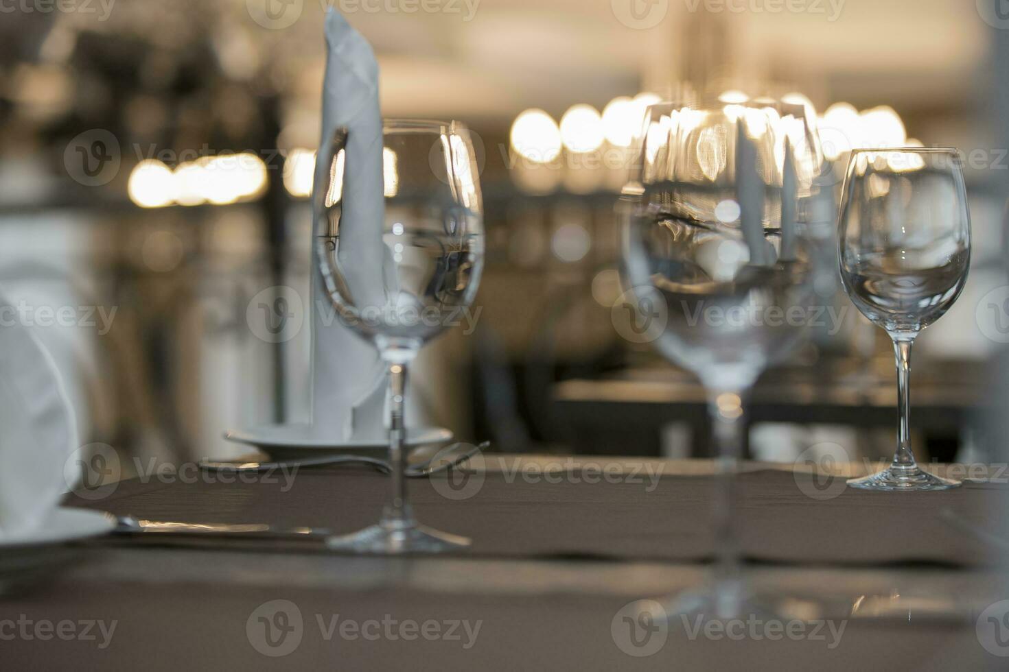 vaso copas en el restaurante mesa. foto