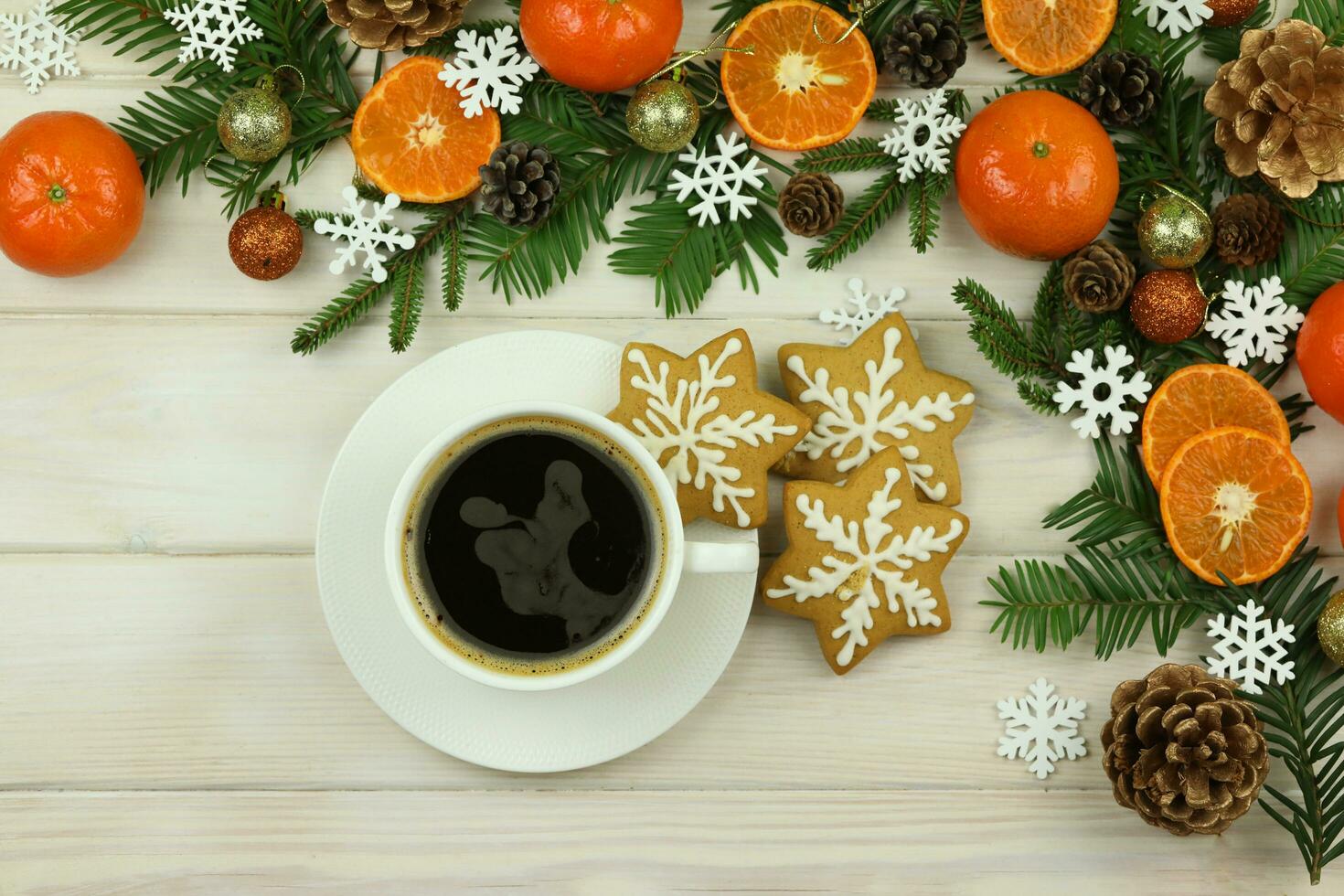 taza de café en el blanco de madera invierno antecedentes con Navidad decoraciones, mandarinas, conos, pan de jengibre y Copiar espacio foto