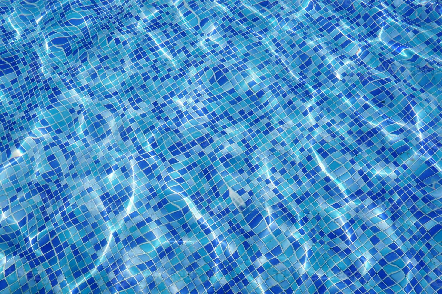 desenfocar borroso azul agua en piscina ondulado agua antecedentes. nadando piscina textura, agua ola debajo textura antecedentes. foto