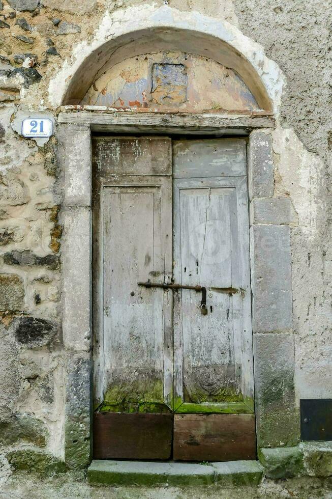 un antiguo de madera puerta foto