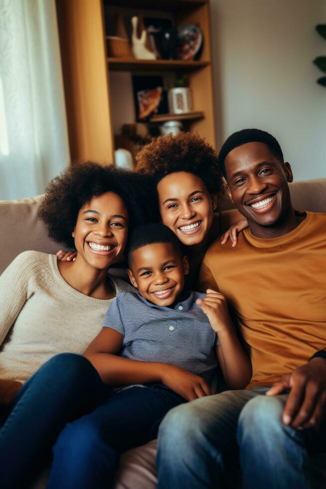 ai generado un contento familia de cuatro sentado en un cómodo sofá, con grande sonrisas en su caras foto