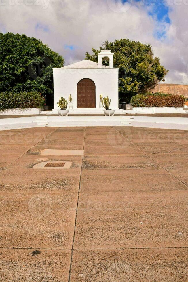 un pequeño blanco edificio foto