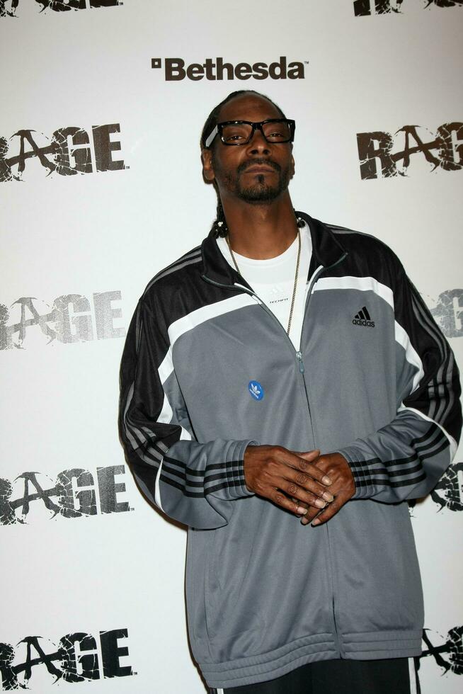 LOS ANGELES  SEPT 30  Snoop Dogg aka Calvin Broadus arriving at  the RAGE Game Launch at the Chinatowns Historical Central Plaza on September 30 2011 in Los Angeles CA photo