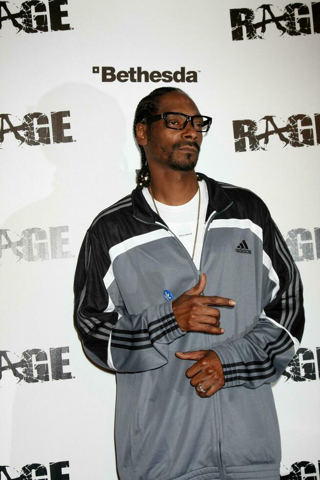 LOS ANGELES  SEPT 30  Snoop Dogg aka Calvin Broadus arriving at  the RAGE Game Launch at the Chinatowns Historical Central Plaza on September 30 2011 in Los Angeles CA photo