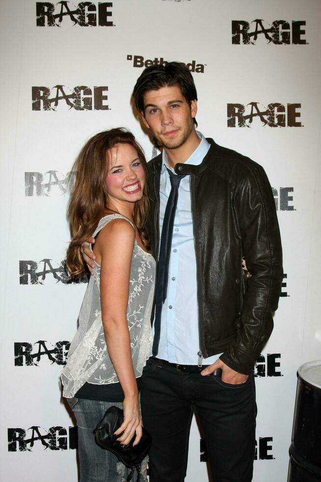 los angeles sept 30 muchacha Burnett casey Deidrick llegando a el rabia juego lanzamiento a el barrios chinos histórico central plaza en septiembre 30 2011 en los angeles California foto