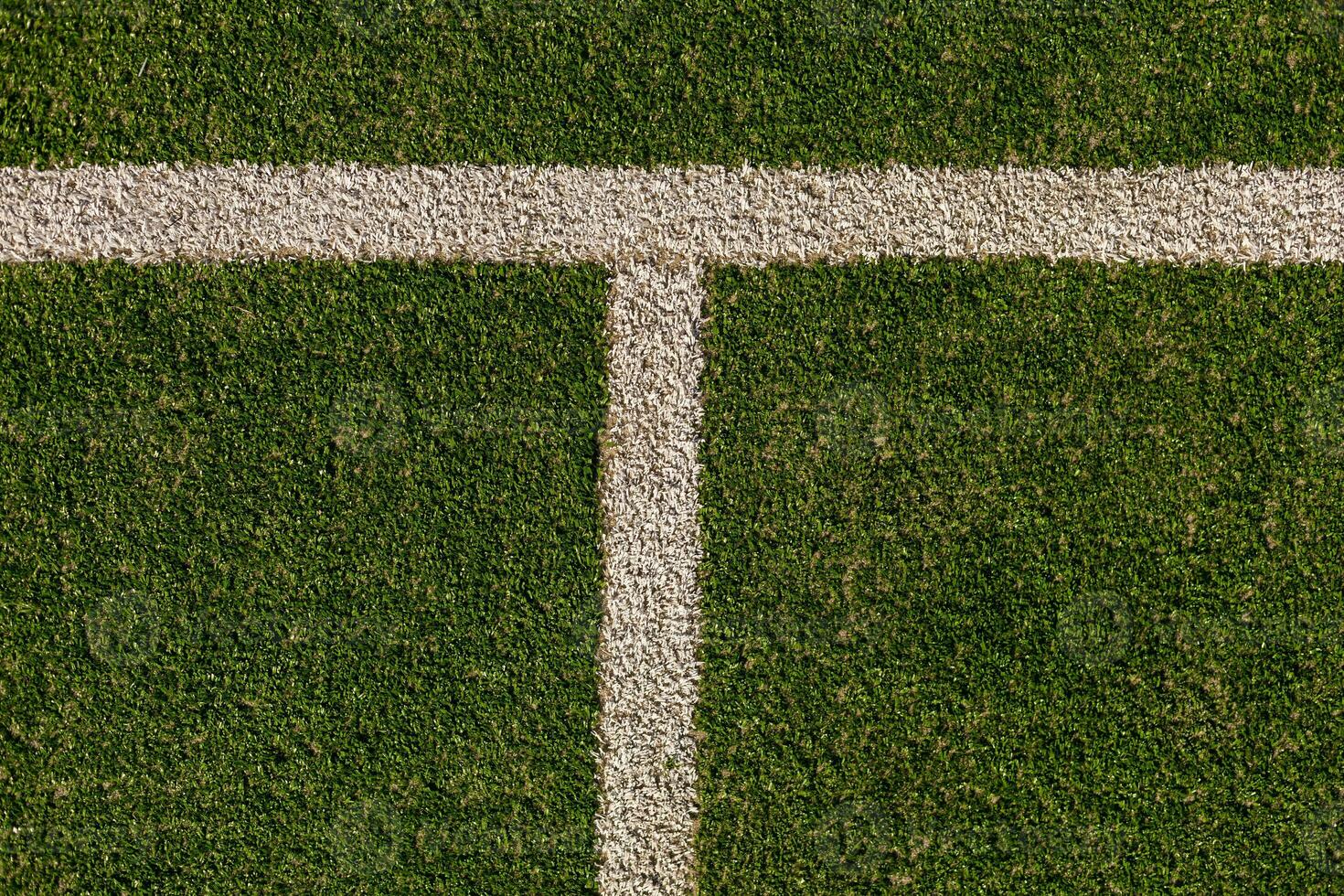 un vacío verde sintético tenis Corte demostración el línea de banda y red foto