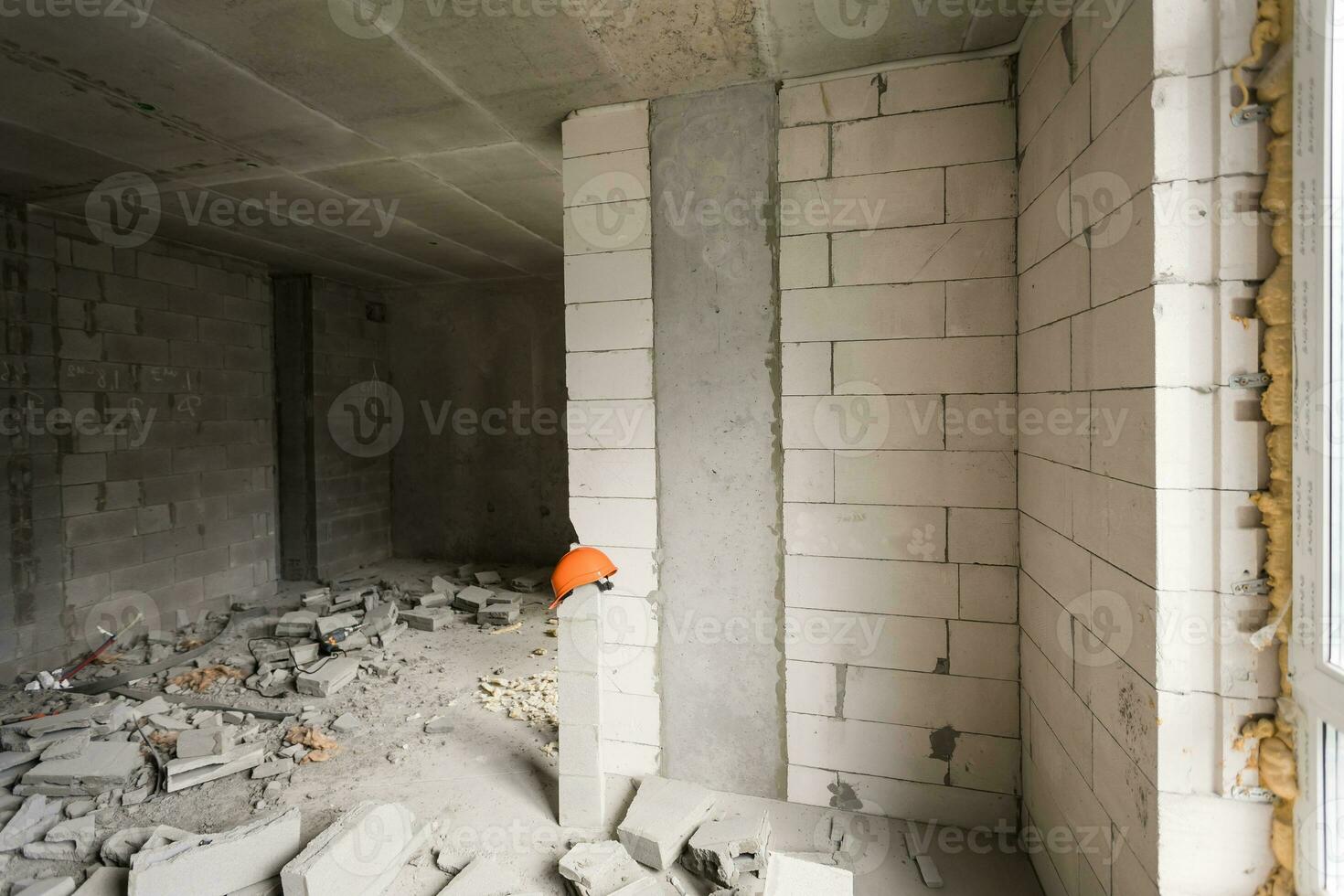 abandonado casa interior, sucio habitación, podrido pelado paredes foto