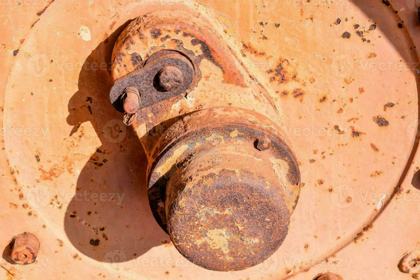 un oxidado antiguo metal objeto con un encargarse de foto