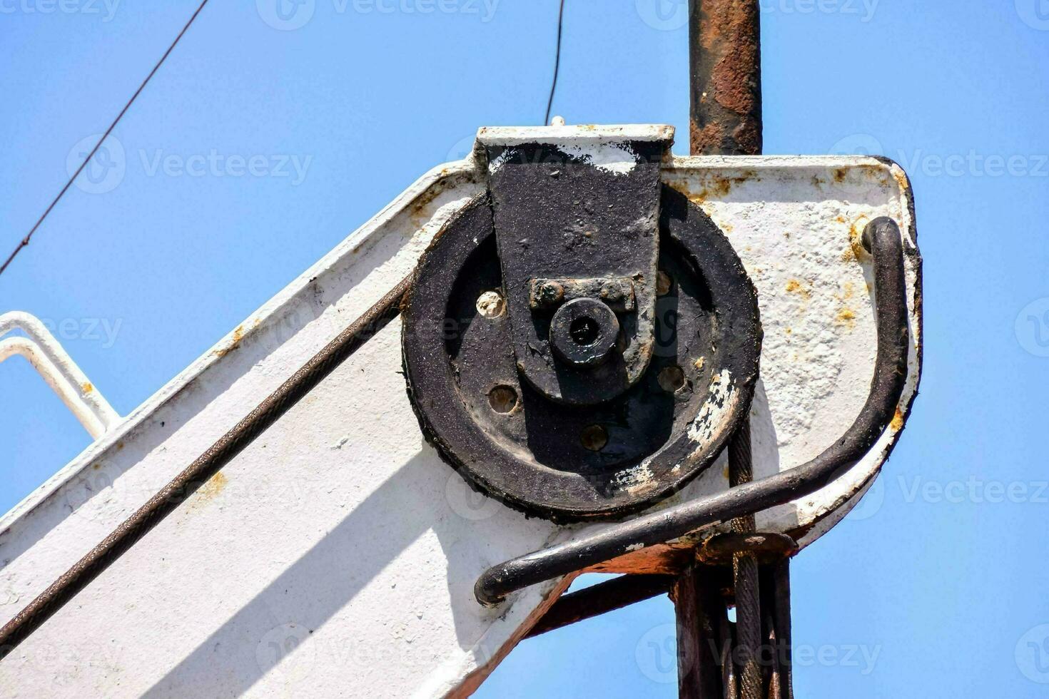 un cerca arriba de un metal objeto en un barco foto