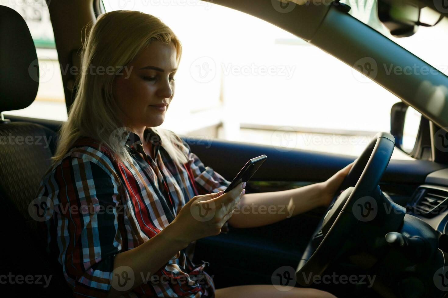 joven mujer conducción su coche foto