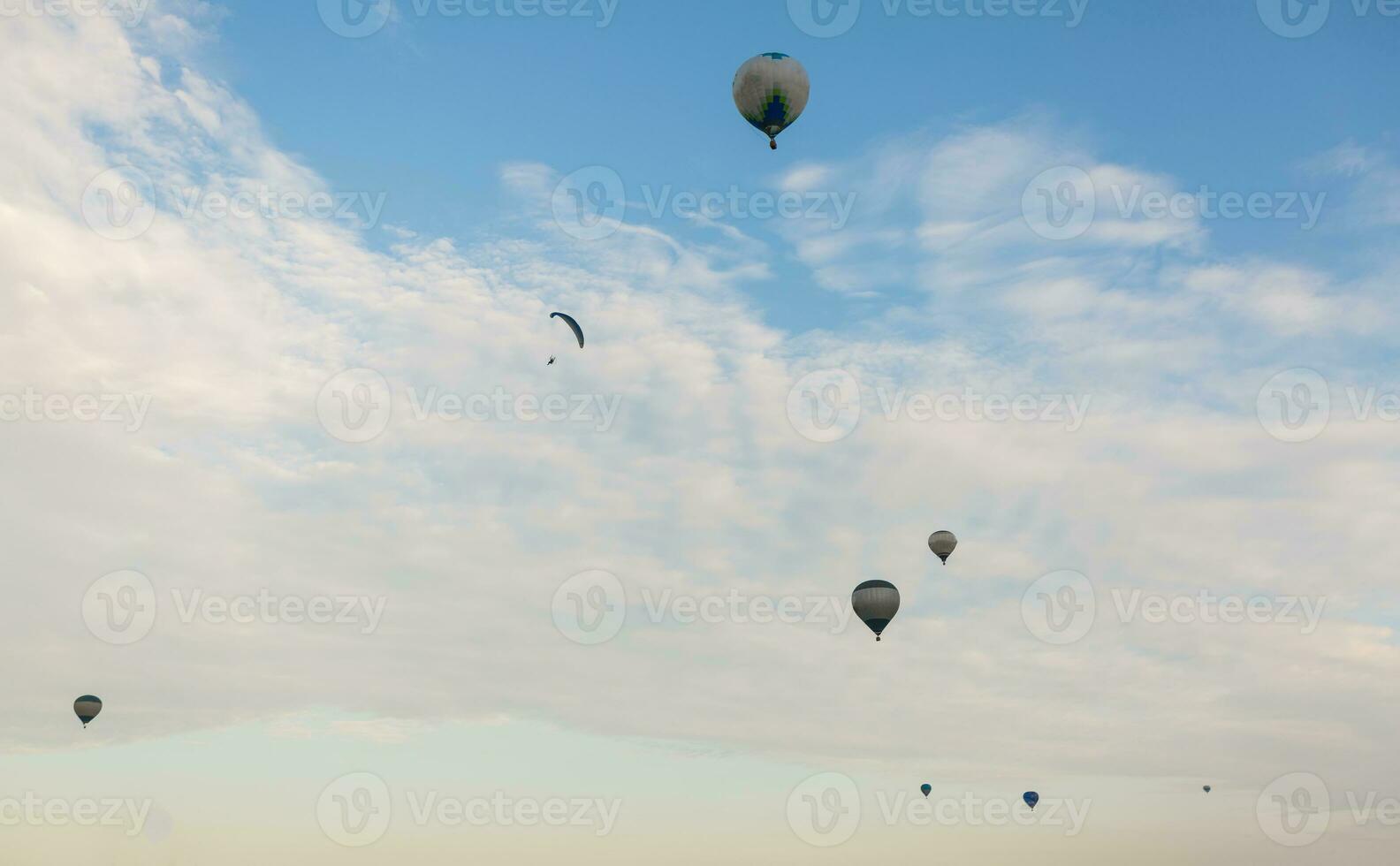 vistoso caliente aire globos en vuelo foto