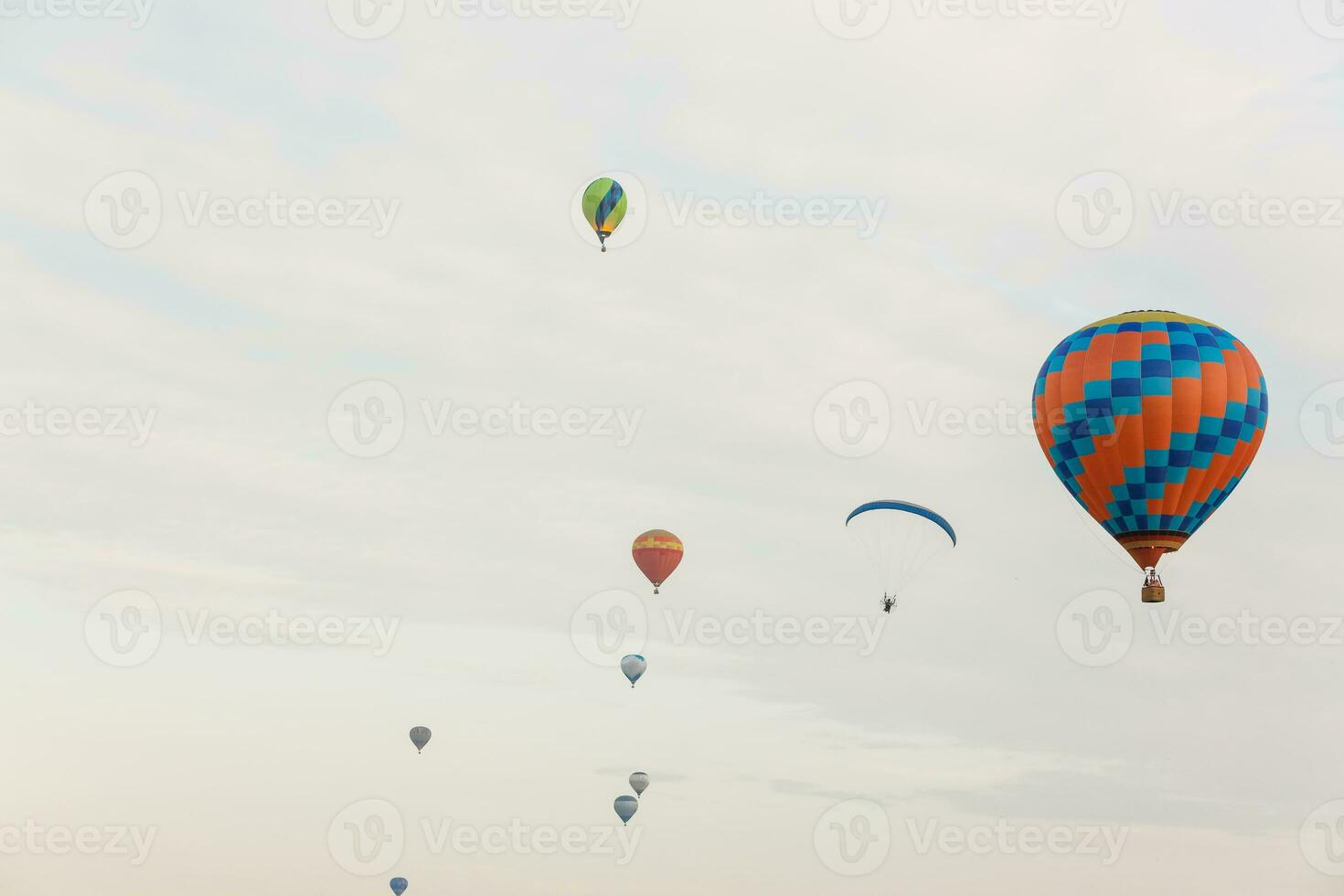 vistoso caliente aire globos en vuelo foto