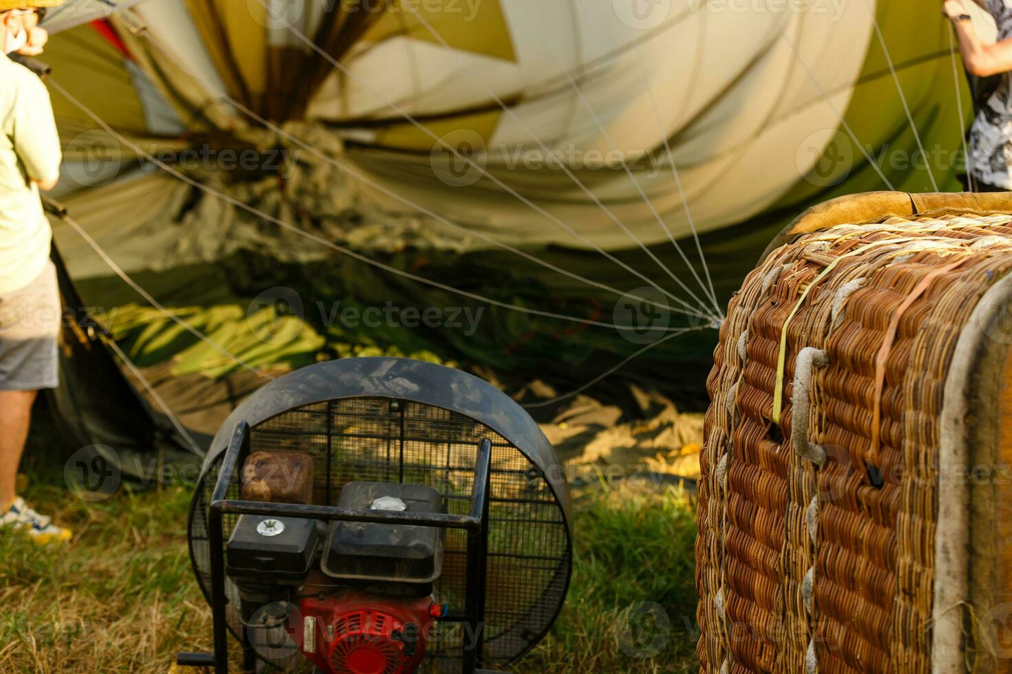 caliente aire globo cesta en césped antecedentes. esta tiene recorte camino. foto