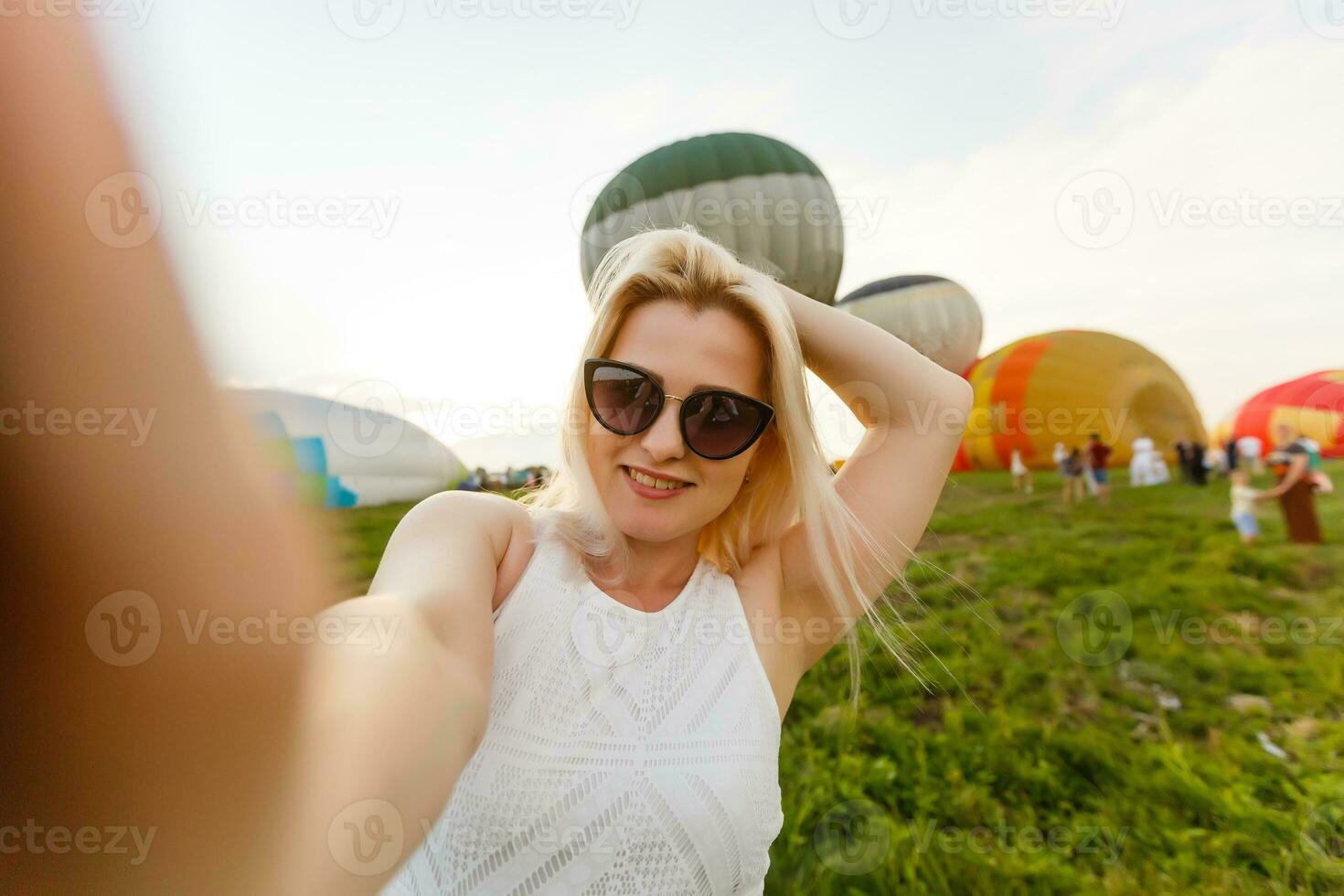 mujer y un caliente aire globo, verano foto