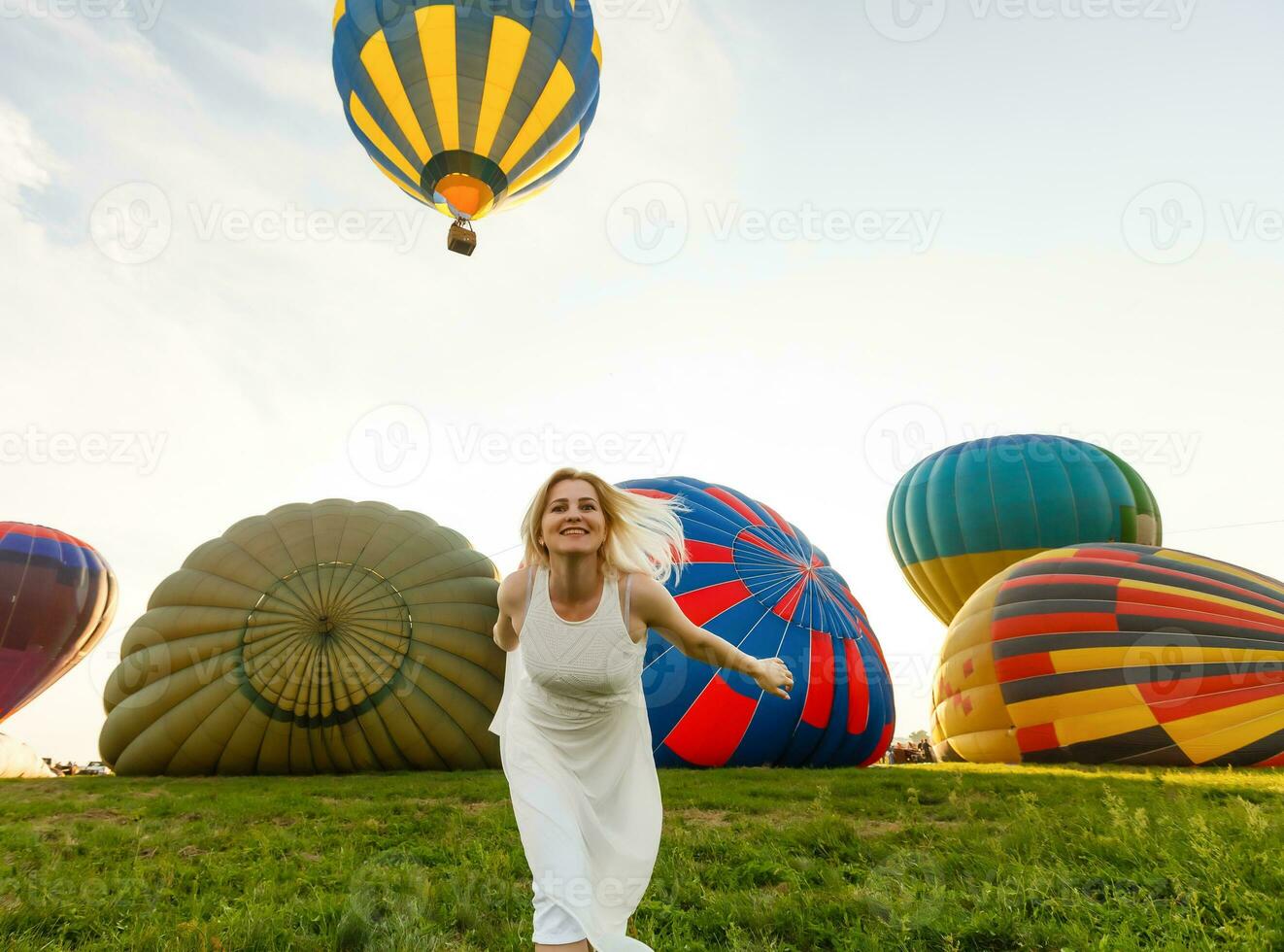 woman and a hot air balloon, summer photo