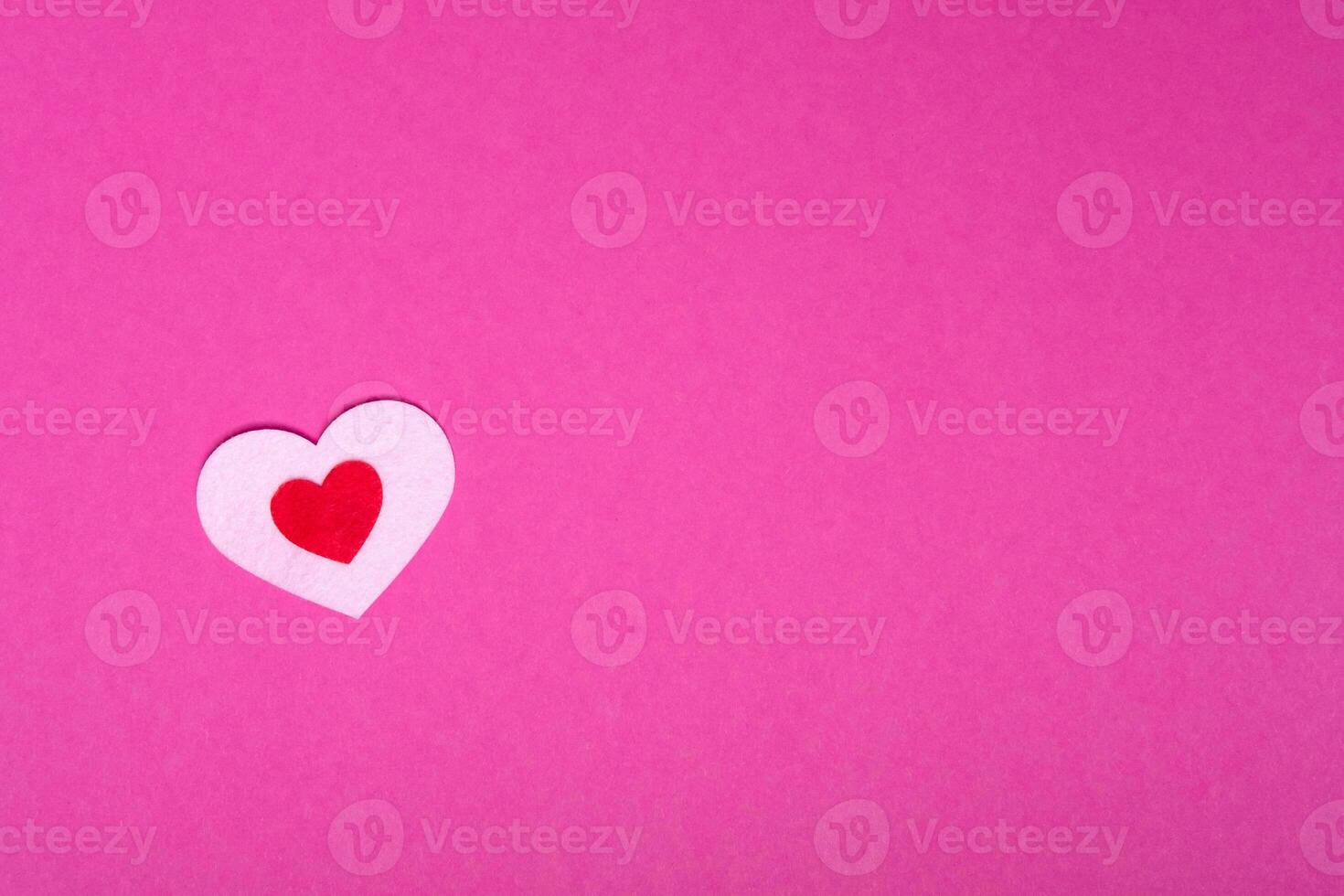 corazón en un rosado antecedentes para un saludo tarjeta o bandera para San Valentín día, Copiar espacio foto