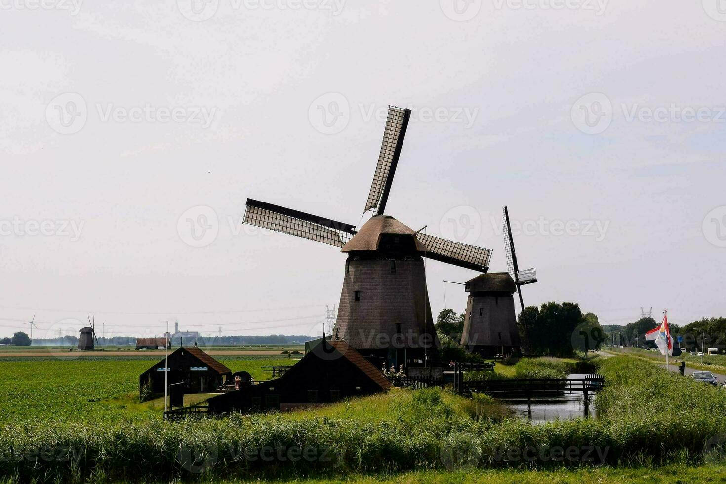 molinos de viento son en el medio de un campo foto
