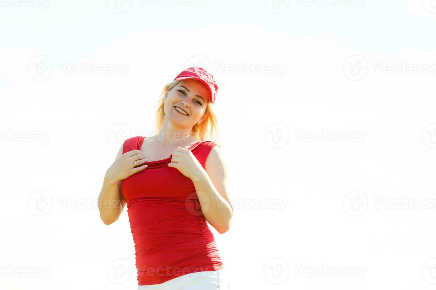 mujer relajante y disfrutando el Dom en un calor parque a puesta de sol foto