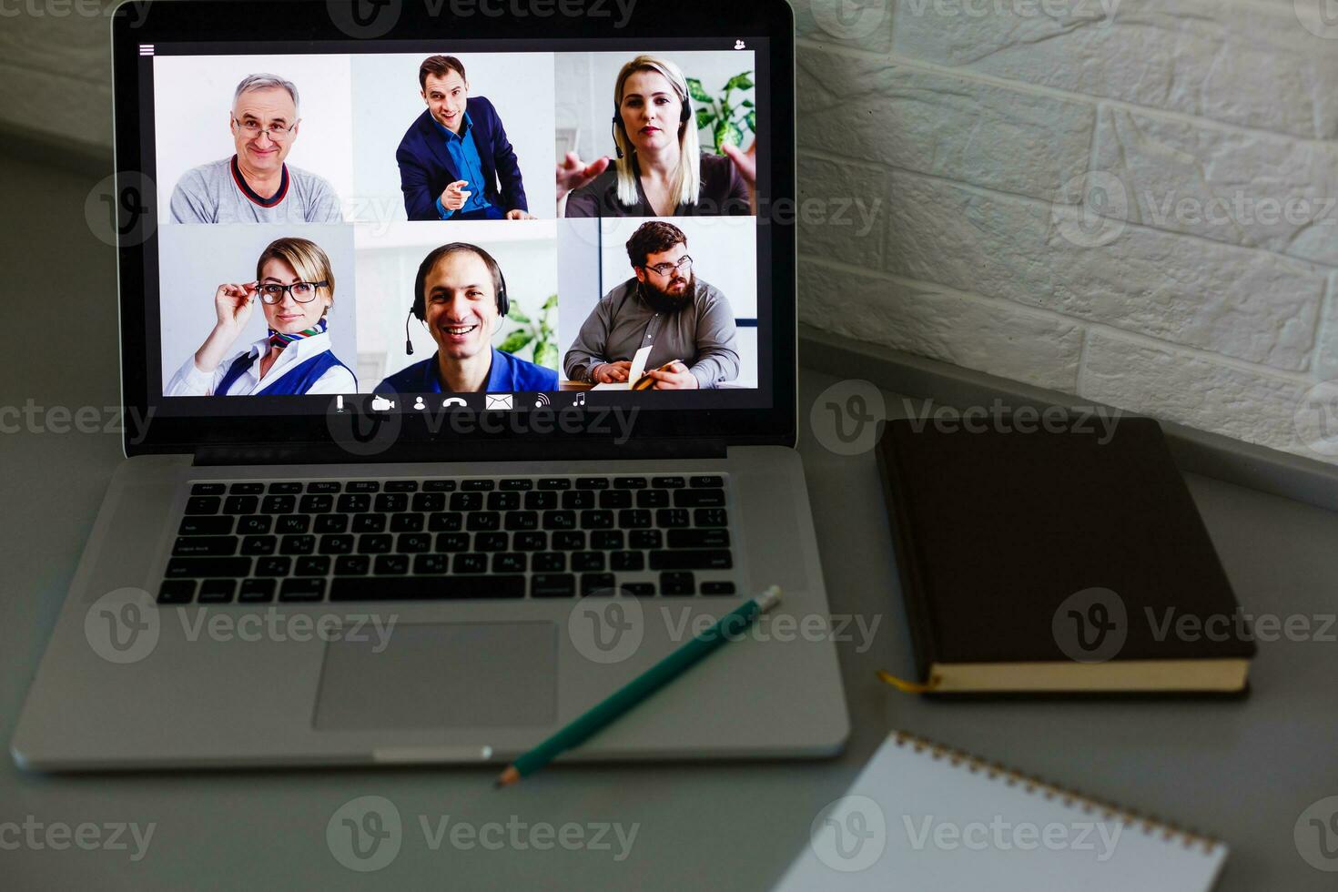 negocio persona videoconferencia con colegas en ordenador portátil foto