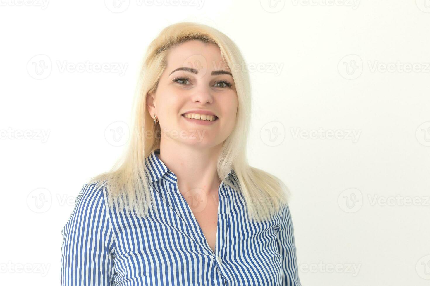 atractivo mujer con un radiante sonrisa foto