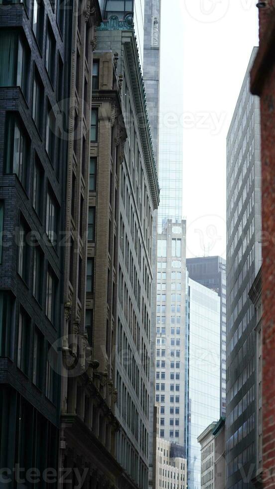 el ciudad ver con el antiguo edificios y calle en el lluvioso día foto