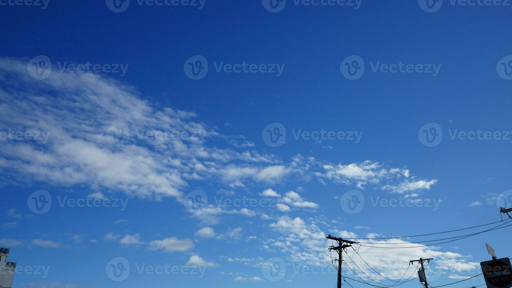 el hermosa cielo ver con el blanco nubes y azul cielo en el soleado día foto