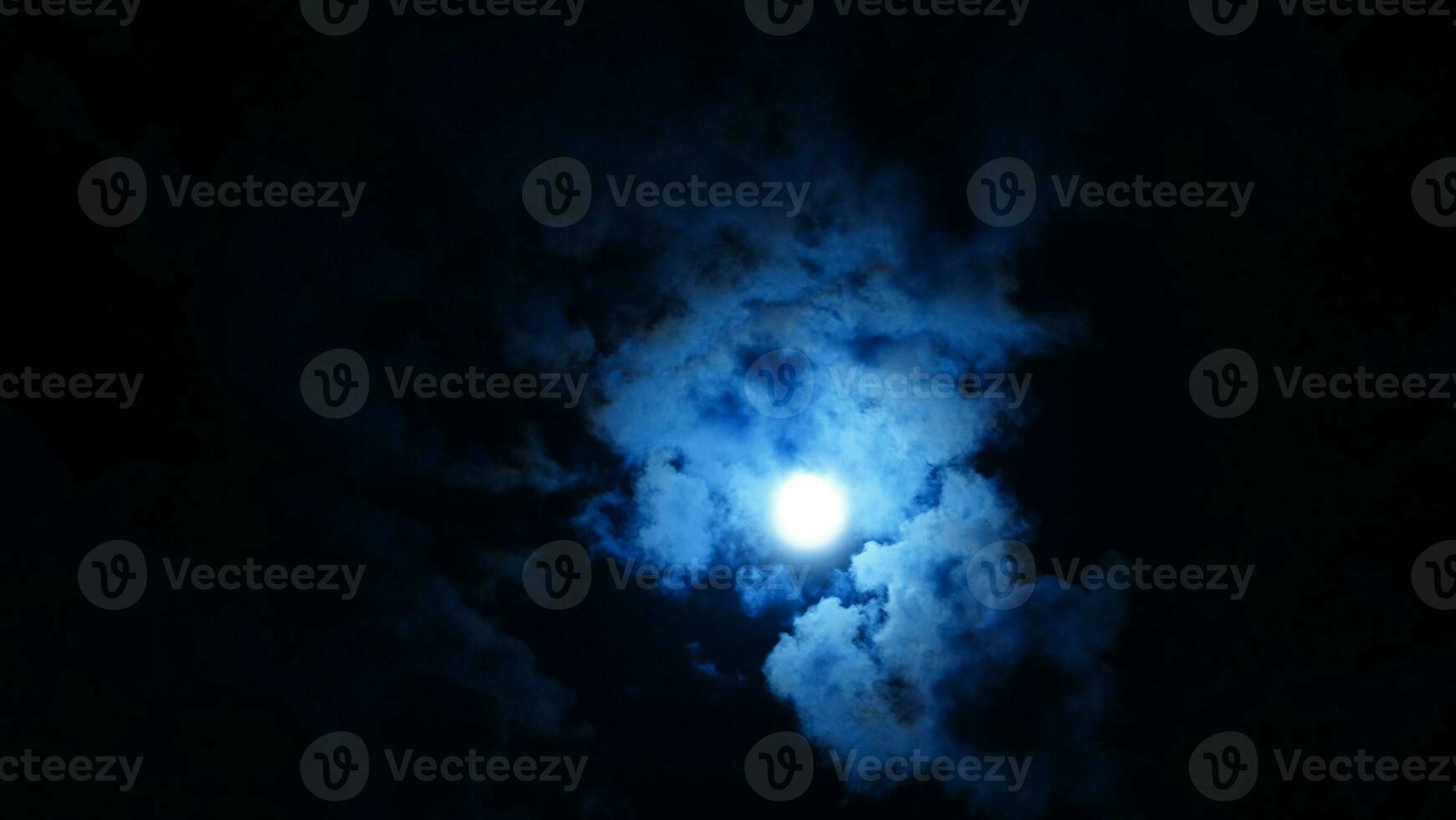 el Luna noche ver con el lleno Luna y nubes en el cielo foto