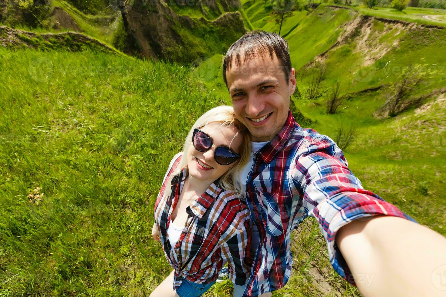 dos caminantes tomando selfie en parte superior de el montaña foto