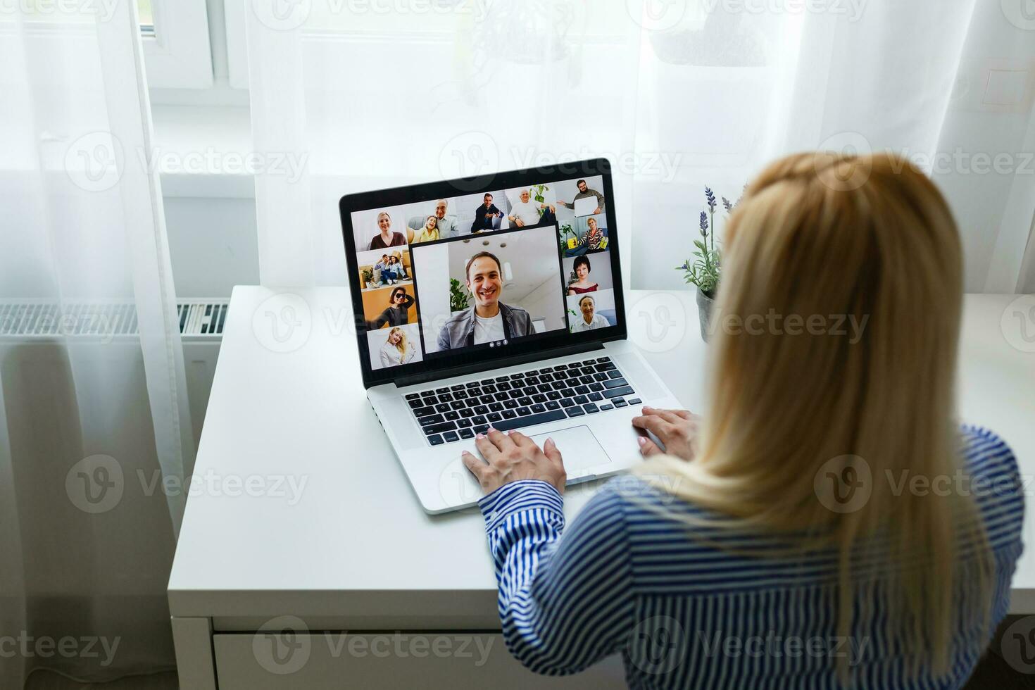 recortado imagen de mujer de negocios utilizando ordenador portátil a escritorio foto