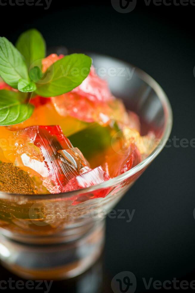 de colores dulce Fruta jalea en un vaso vaso foto