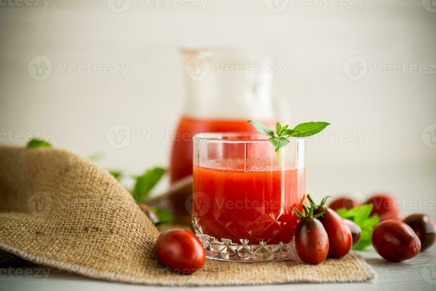hecho en casa recién exprimido tomate jugo con pulpa en un vaso licorera foto