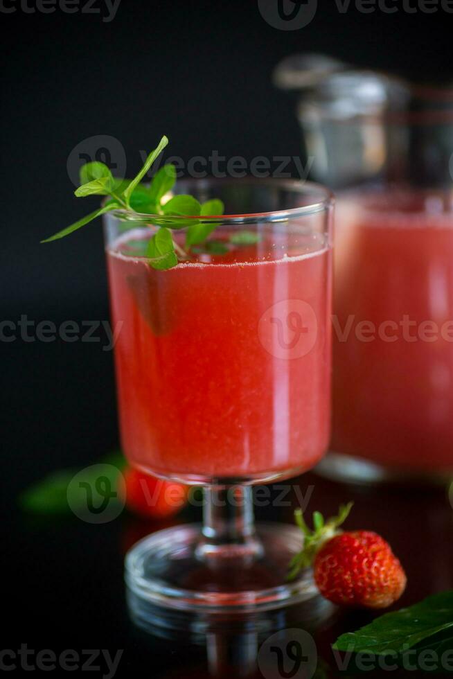 frío verano fresa kvas con menta en un vaso foto