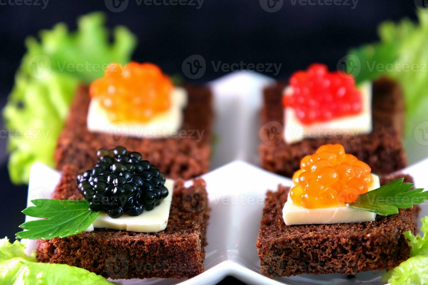 negro rojo caviar en sándwiches, decorado con verdor. restaurante comida desayuno cena almuerzo foto