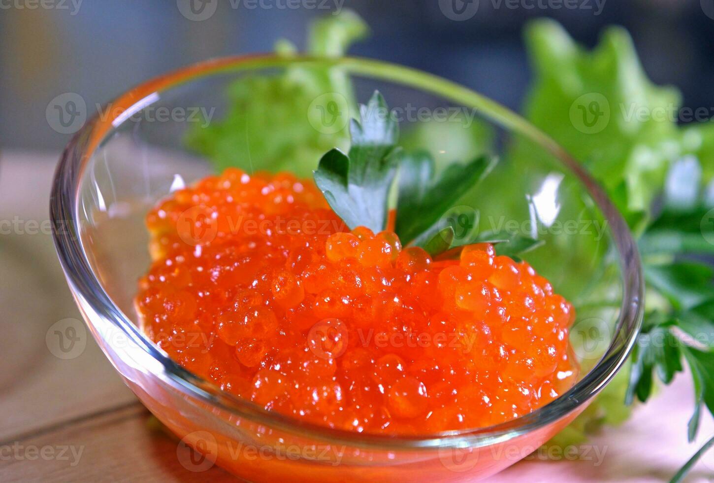 naranja keta amigo salmón caviar en estaño en aplastada hielo con madre de perla cuchara y tostado un pan en ligero servilleta foto