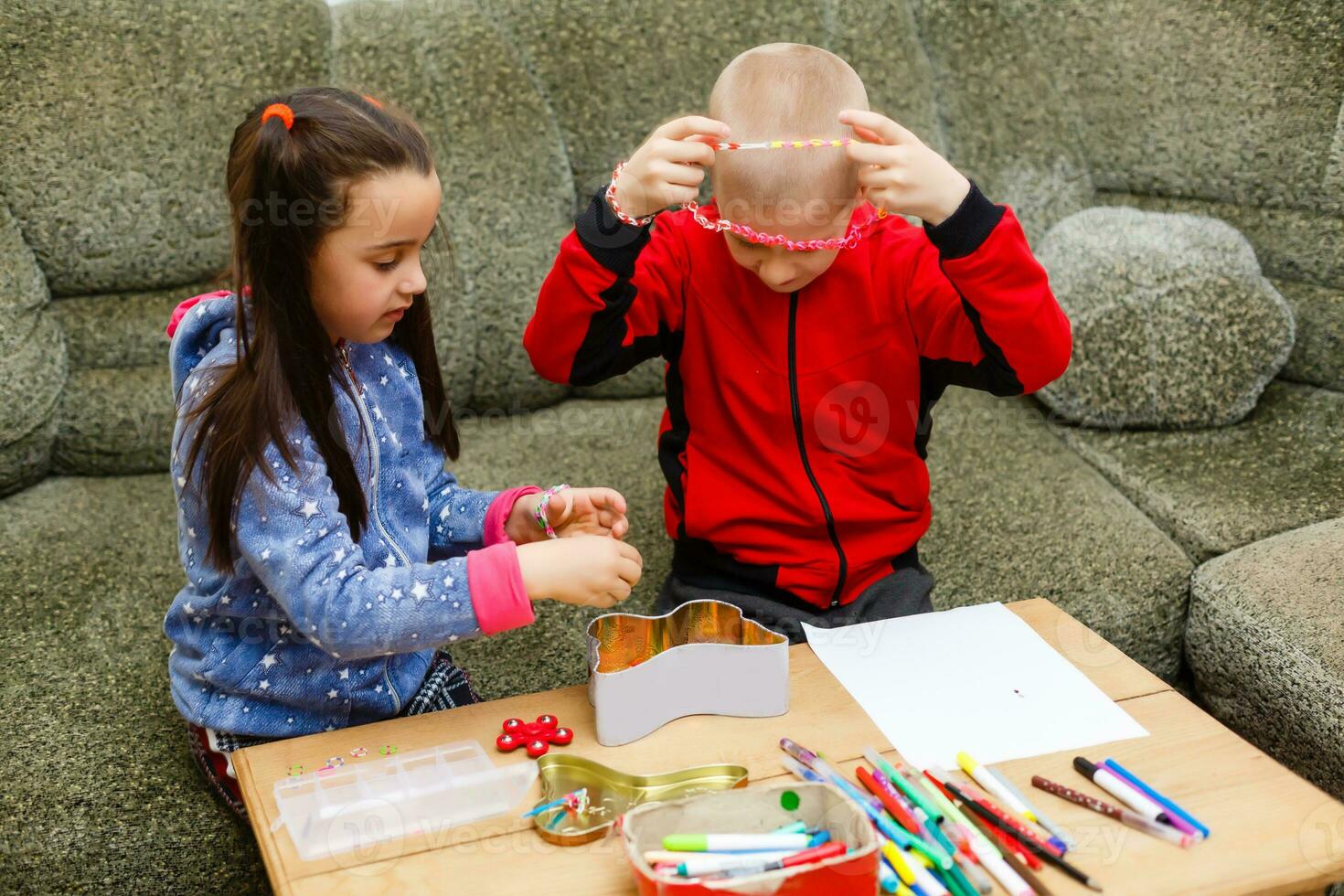 primario colegio niños chico y niña son comprometido en creativo hecho a mano Arte a el mesa a hogar foto