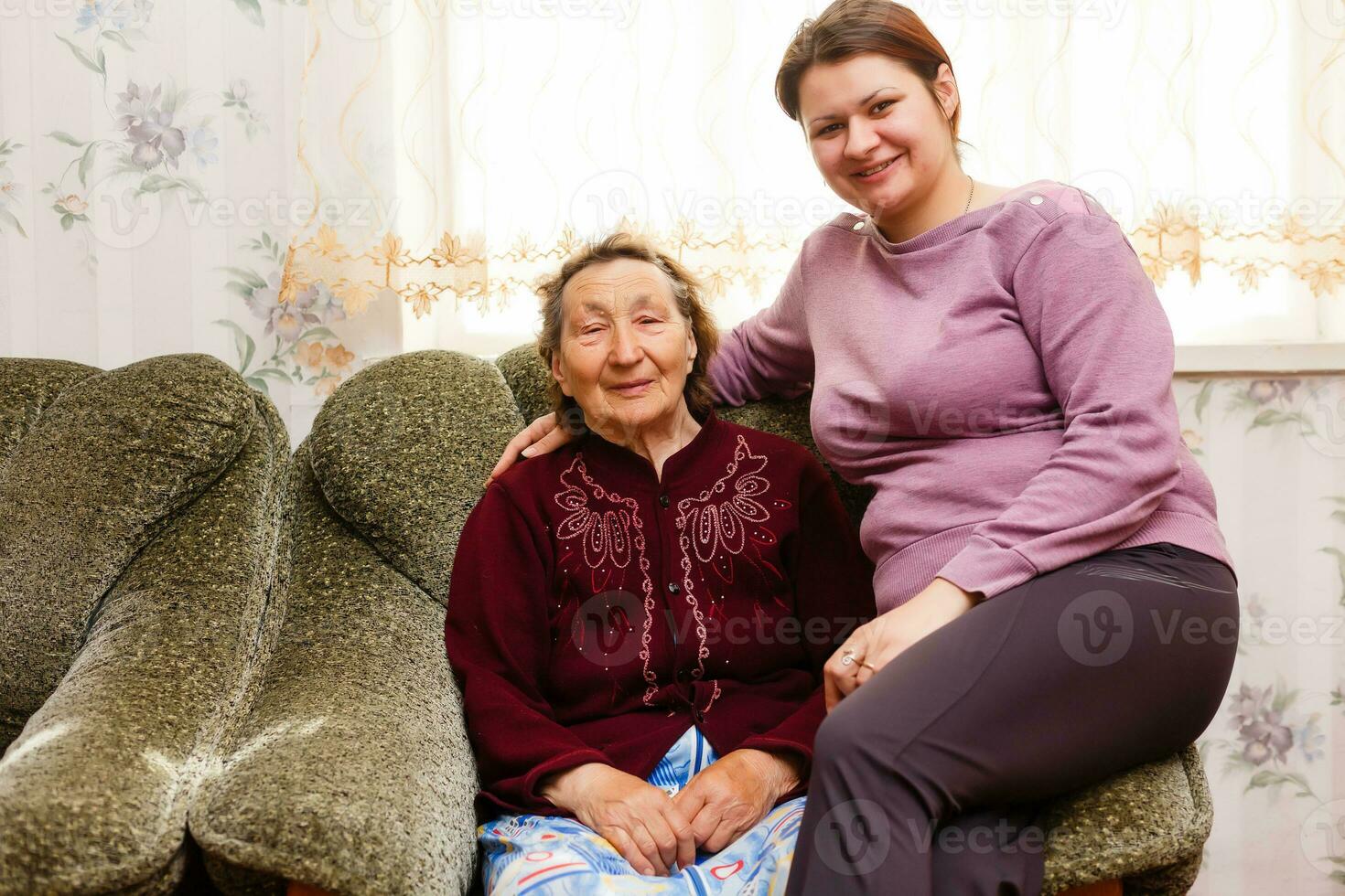 abuela y adulto nieta abrazado y contento foto