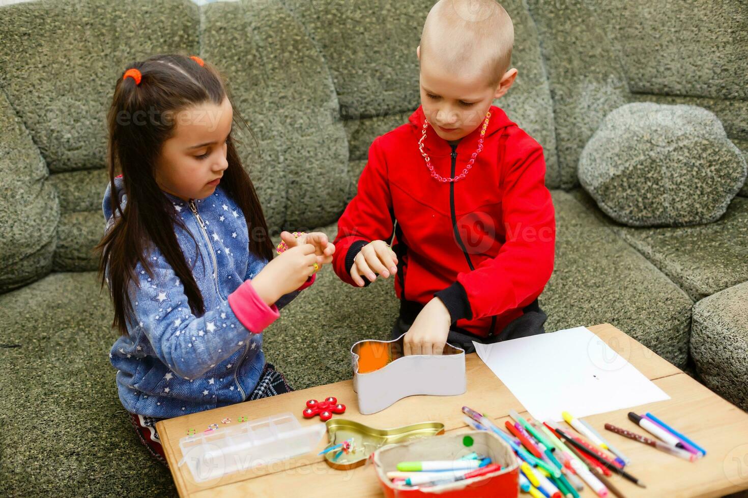 pequeño niñito niña y chico concentrado trabajo juntos. chico y niña aprender y jugar juntos a el mesa. niños disfrutar mano escribiendo. amistad foto